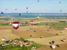 Photos aériennes de "ballon" - Photo réf. U091692 - Dimanche 26-07-2009 : Vol du Record du Monde de Dcollage en Ligne : 329 Montgolfires.