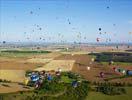 Photos aériennes - Mondial Air Ballons 2009 - Photo réf. U091694 - Dimanche 26-07-2009 : Vol du Record du Monde de Dcollage en Ligne : 329 Montgolfires.