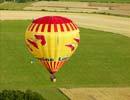 Photos aériennes de "Base" - Photo réf. U092155 - Une montgolfire lors du Lorraine Mondial Air Ballons 2009 sur la base de Chambley-Bussires, Meurthe-et-Moselle.