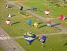 Photos aériennes de "base" - Photo réf. U092176 - Des montgolfières lors du Lorraine Mondial Air Ballons 2009 sur la base de Chambley-Bussières, Meurthe-et-Moselle.
