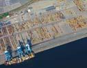 Photos aériennes de "Porte" - Photo réf. U092608 - Le Terminal de l'Océan dispose à ce jour de sept portiqueurs pour charger les navires porte-conteneurs.