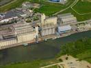 Photos aériennes - Transport fluvial et maritime - Photo réf. U103796 - Les péniches viennent prendre leur chargement au pied des immenses silos du Nouveau Port de Metz en Moselle.