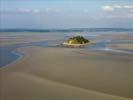 Photos aériennes de "Michel" - Photo réf. U113551 - Dans la baie du Mont-Saint-Michel, l'ilot granitique de Tombelaine.