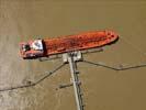 Photos aériennes de "garonne" - Photo réf. U115425 - Un mthanier en dchargement dans l'Estuaire de la Gironde.