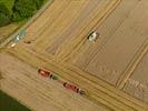 Photos aériennes de "céréalière" - Photo réf. E124516 - Un champ en pleine moisson.