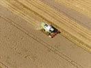 Photos aériennes de "cerealiere" - Photo réf. E124521 - Une moissonneuse batteuse au travail.
