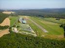 Photos aériennes de "aerodrome" - Photo réf. E124713 - L'aérodrome de Verdun-Le Rozelier et caché derrière les arbres aux trois quarts de la piste, son restaurant 