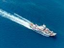 Sélection de photos aériennes - Photo réf. E125309 - La Saffari Djema, une des barges reliant Grande-Terre et Petite-Terre
