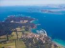 Photos aériennes de "plan" - Photo réf. E125509 - L'île de Porquerolles et en arrière-plan la presqu'île de Giens