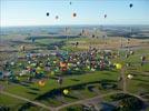 Photos aériennes de "ballon" - Photo réf. E128460 - Lorraine Mondial Air Ballons 2013 : Vol du Mercredi 31 Juillet le soir lors du Record Mondial de Dcollage en Masse. (Greatest Mass Ascent)