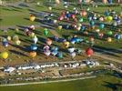 Photos aériennes de "montgolfières" - Photo réf. E128463 - Lorraine Mondial Air Ballons 2013 : Vol du Mercredi 31 Juillet le soir lors du Record Mondial de Dcollage en Masse. (Greatest Mass Ascent)