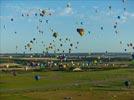 Photos aériennes de "ballon" - Photo réf. E128499 - Lorraine Mondial Air Ballons 2013 : Vol du Mercredi 31 Juillet le soir lors du Record Mondial de Dcollage en Masse. (Greatest Mass Ascent)