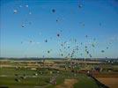 Photos aériennes de "ballon" - Photo réf. E128516 - Lorraine Mondial Air Ballons 2013 : Vol du Mercredi 31 Juillet le soir lors du Record Mondial de Dcollage en Masse. (Greatest Mass Ascent)