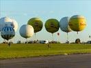 Photos aériennes de "montgolfières" - Photo réf. E128532 - Lorraine Mondial Air Ballons 2013 : Prparation des ballons  gaz pour la 8me Coupe du Nouveau Sicle.