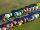 Photos aériennes de "montgolfières" - Photo réf. E128564 - Lorraine Mondial Air Ballons 2013 : Vol du Jeudi 1 Aot le matin lors du Record Mondial de Dcollage en Ligne. (The Great Line, In-line Mass Ascent)