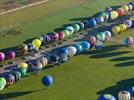 Photos aériennes de "ballon" - Photo réf. E128570 - Lorraine Mondial Air Ballons 2013 : Vol du Jeudi 1 Aot le matin lors du Record Mondial de Dcollage en Ligne. (The Great Line, In-line Mass Ascent)