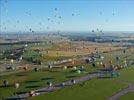 Photos aériennes de "ballon" - Photo réf. E128582 - Lorraine Mondial Air Ballons 2013 : Vol du Jeudi 1 Aot le matin lors du Record Mondial de Dcollage en Ligne. (The Great Line, In-line Mass Ascent)