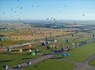 Photos aériennes de "montgolfières" - Photo réf. E128583 - Lorraine Mondial Air Ballons 2013 : Vol du Jeudi 1 Aot le matin lors du Record Mondial de Dcollage en Ligne. (The Great Line, In-line Mass Ascent)