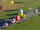 Photos aériennes de "montgolfières" - Photo réf. E128590 - Lorraine Mondial Air Ballons 2013 : Vol du Jeudi 1 Aot le matin lors du Record Mondial de Dcollage en Ligne. (The Great Line, In-line Mass Ascent)