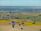 Photos aériennes de "montgolfières" - Photo réf. E128617 - Lorraine Mondial Air Ballons 2013 : Vol du Jeudi 1 Aot le matin lors du Record Mondial de Dcollage en Ligne. (The Great Line, In-line Mass Ascent)