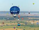 Photos aériennes de "ligne" - Photo réf. E128622 - Lorraine Mondial Air Ballons 2013 : Vol du Jeudi 1 Aot le matin lors du Record Mondial de Dcollage en Ligne. (The Great Line, In-line Mass Ascent)