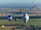 Photos aériennes de "montgolfières" - Photo réf. E128641 - Lorraine Mondial Air Ballons 2013 : Vol du Jeudi 1 Aot le matin lors du Record Mondial de Dcollage en Ligne. (The Great Line, In-line Mass Ascent)