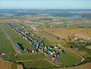 Photos aériennes de "montgolfières" - Photo réf. E128648 - Lorraine Mondial Air Ballons 2013 : Vol du Jeudi 1 Aot le matin lors du Record Mondial de Dcollage en Ligne. (The Great Line, In-line Mass Ascent)