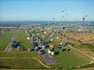 Photos aériennes de "ballon" - Photo réf. E128651 - Lorraine Mondial Air Ballons 2013 : Vol du Jeudi 1 Aot le matin lors du Record Mondial de Dcollage en Ligne. (The Great Line, In-line Mass Ascent)