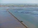 Photos aériennes de "basse" - Photo réf. E135543 - Le Gois, passage permettant de rejoindre l'le de Noirmoutier (Vende)  pied sec  mare basse.