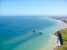 Photos aériennes de "wwii" - Photo réf. E144920 - Sur le littoral d'Arromanches-les-Bains ces caissons Phoenix, au nombre de 146, taient destins  la formation des jetes-abris devant les ports Mulberries A et B.