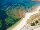 Photos aériennes de "plage" - Photo réf. E145301 - Les eaux turquoises de la Bretagne rappellent les eaux d'Outre-Mer.