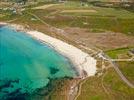 Photos aériennes de "plage" - Photo réf. E145413 - Les eaux turquoises de la Bretagne rappellent les eaux d'Outre-Mer.