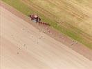 Photos aériennes de "tracteur" - Photo réf. E146446 - Vaste étendue cultivée du Pays de Chalon-en-Champagne