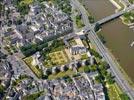 Photos aériennes - Châteaux - Photo réf. E151367 - Au coeur de la ville d'Angers (Maine-et-Loire), surplombant la Maine : le château et ses 17 tours.