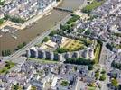 Photos aériennes de "Loire" - Photo réf. E151375 - Au coeur de la ville d'Angers (Maine-et-Loire), surplombant la Maine : le château et ses 17 tours.