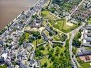 Photos aériennes de "vallée" - Photo réf. E151424 - Le Château dominant la vallée de la Loire, se dresse sur ses fortifications en étoile datant du XVIe siècle.
