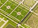 Photos aériennes de "jardins" - Photo réf. E151486 - Les jardins à la Française du Château de Villandry sont remarquables.