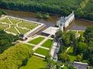 Photos aériennes de Chenonceaux (37150) | Indre-et-Loire, Centre, France - Photo réf. E151525 - Le Chteau de Chenonceau et ses arches enjambant le Cher