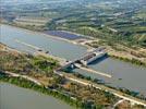Photos aériennes de "fleuve" - Photo réf. E153226 - Le barrage et écluse de Beaucaire / Tarascon et le parc photovoltaïque.
