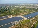 Photos aériennes de "barrage" - Photo réf. E153227 - Le barrage et écluse de Beaucaire / Tarascon et le parc photovoltaïque.