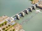 Photos aériennes de "Pont" - Photo réf. E153371 - Le barrage de retenue de Loriol ou barrage de retenue du Pouzin fait aussi office de pont pour traverser le Rhône.