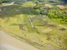 Photos aériennes de "mont" - Photo réf. E150744 - Situ sur les herbus du Mont-Saint-Michel, la piste peut tre inonde lors des mares hautes.