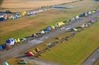 Photos aériennes de "montgolfières" - Photo réf. C157831 - Lorraine Mondial Air Ballons 2015 : Vol du Dimanche 26 Juillet le matin lors du Record Mondial de Dcollage en Ligne. (The Great Line, In-line Mass Ascent)