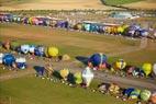 Photos aériennes de "montgolfières" - Photo réf. C157840 - Lorraine Mondial Air Ballons 2015 : Vol du Dimanche 26 Juillet le matin lors du Record Mondial de Dcollage en Ligne. (The Great Line, In-line Mass Ascent)