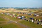 Photos aériennes de "Mondial" - Photo réf. C157841 - Lorraine Mondial Air Ballons 2015 : Vol du Dimanche 26 Juillet le matin lors du Record Mondial de Dcollage en Ligne. (The Great Line, In-line Mass Ascent)