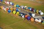 Photos aériennes de "décollage" - Photo réf. C157846 - Lorraine Mondial Air Ballons 2015 : Vol du Dimanche 26 Juillet le matin lors du Record Mondial de Décollage en Ligne. (The Great Line, In-line Mass Ascent)