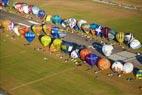 Photos aériennes de "Mondial" - Photo réf. C157846 - Lorraine Mondial Air Ballons 2015 : Vol du Dimanche 26 Juillet le matin lors du Record Mondial de Dcollage en Ligne. (The Great Line, In-line Mass Ascent)