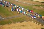 Photos aériennes de "montgolfières" - Photo réf. C157850 - Lorraine Mondial Air Ballons 2015 : Vol du Dimanche 26 Juillet le matin lors du Record Mondial de Dcollage en Ligne. (The Great Line, In-line Mass Ascent)