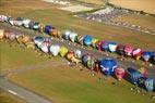 Photos aériennes de "montgolfières" - Photo réf. C157852 - Lorraine Mondial Air Ballons 2015 : Vol du Dimanche 26 Juillet le matin lors du Record Mondial de Dcollage en Ligne. (The Great Line, In-line Mass Ascent)