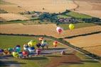 Photos aériennes - Mondial Air Ballons 2015 - Photo réf. C157854 - Lorraine Mondial Air Ballons 2015 : Vol du Dimanche 26 Juillet le matin lors du Record Mondial de Décollage en Ligne. (The Great Line, In-line Mass Ascent)